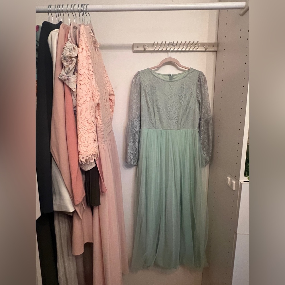 Elegant Lace Long Sleeve Dress in Mint Green